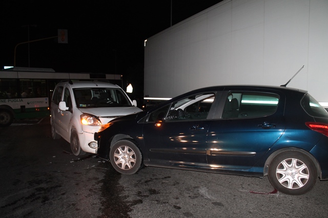 Scontro frontale sulla Statale 172 a Fasano: tre feriti LE FOTO Scontro frontale sulla Statale 172 a Fasano: tre feriti LE FOTO - Osservatorio Fasano