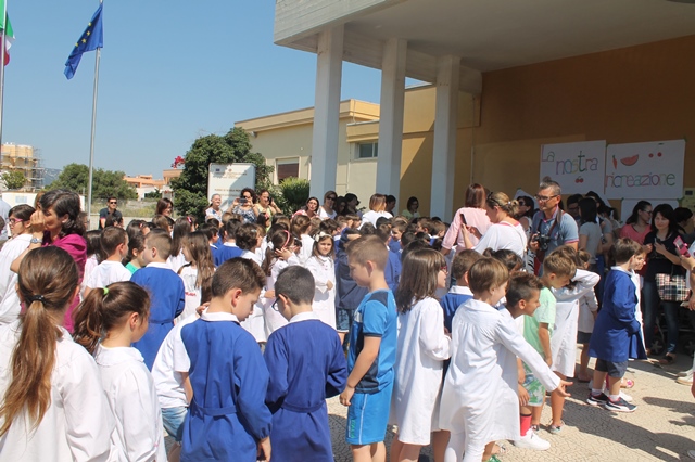 Gli alunni e docenti della ‘G. Galilei’ di Pezze di Greco a scuola di alimentazione Gli alunni e docenti della 'G. Galilei' di Pezze di Greco a scuola di alimentazione - Osservatorio Fasano