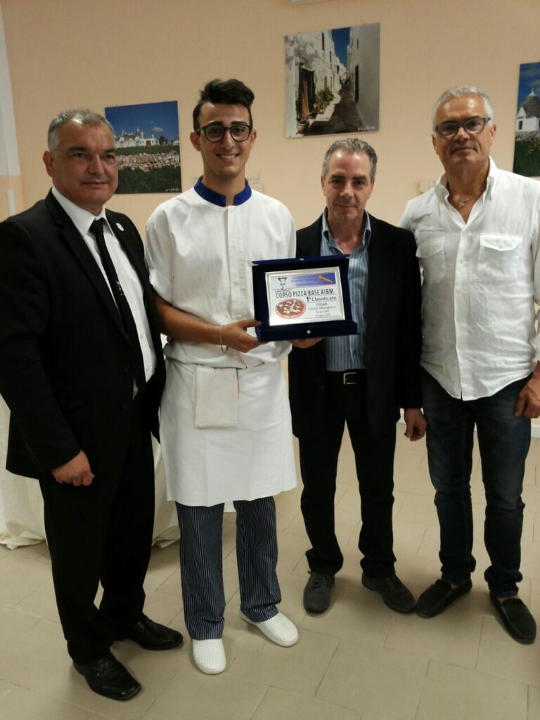 Corso base di pizza all’Alberghiero di Fasano: all’esame finale vince Piero Leone Corso base di pizza all'Alberghiero di Fasano: all'esame finale vince Piero Leone - Osservatorio Fasano
