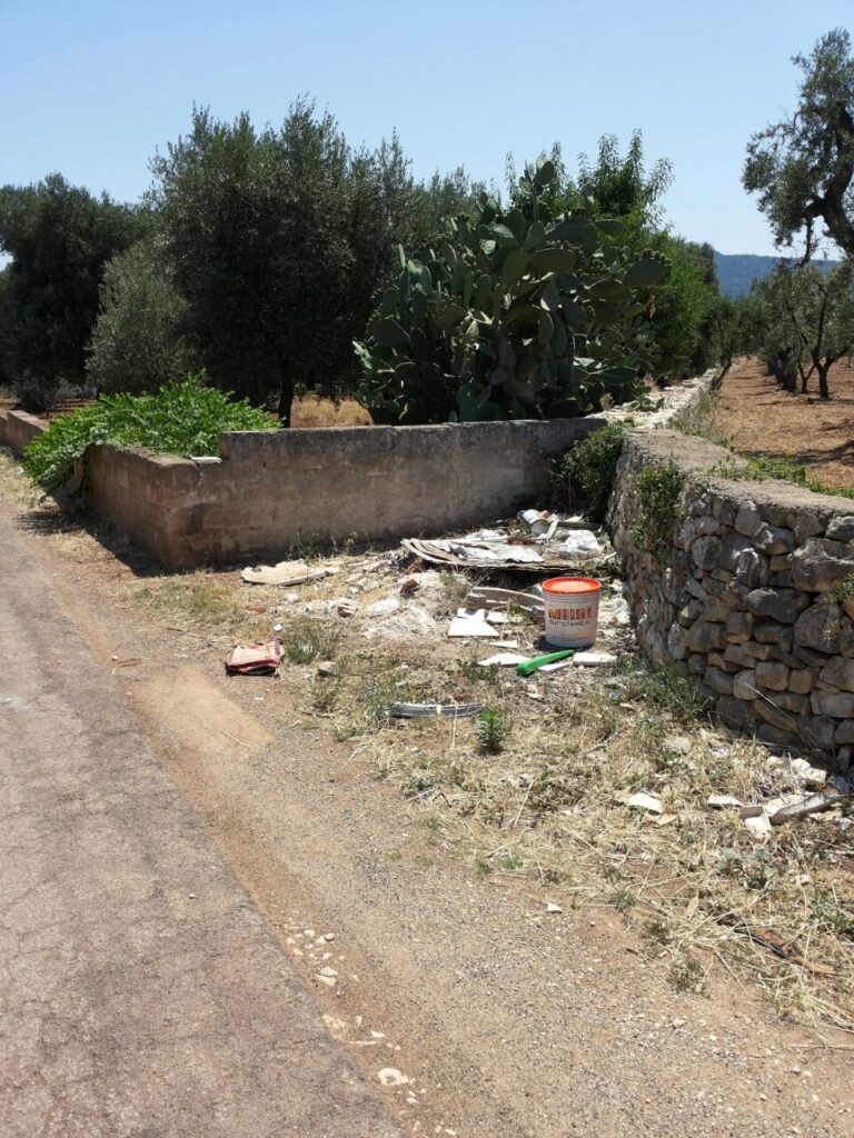 Strade periferiche di Fasano ridotte a discariche: la denuncia di alcuni podisti frazionali Strade periferiche di Fasano ridotte a discariche: la denuncia di alcuni podisti frazionali - Osservatorio Fasano