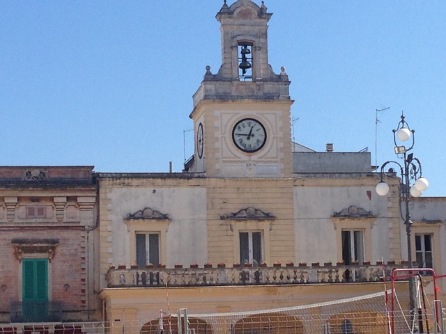 Orologio in piazza Ciaia guasto da giorni ma nessuno lo ripara Orologio in piazza Ciaia guasto da giorni ma nessuno lo ripara - Osservatorio Fasano