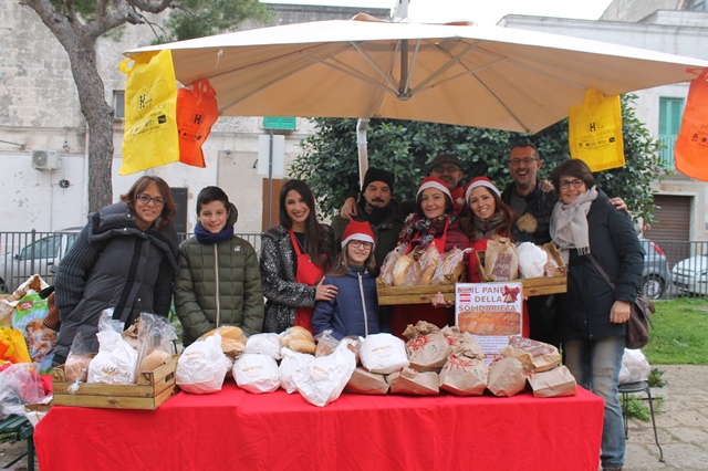 Consenso e generosità per la terza edizione del ‘Pane della solidarietà’ a Fasano Consenso e generosità per la terza edizione del 'Pane della solidarietà' a Fasano - Osservatorio Fasano