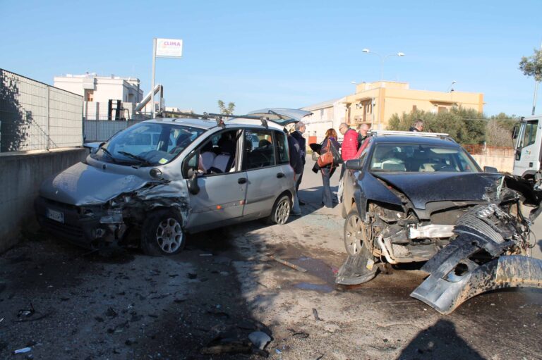 Incidente sulla Fasano – Pezze di Greco: tre feriti Incidente sulla Fasano - Pezze di Greco: tre feriti - Osservatorio Fasano