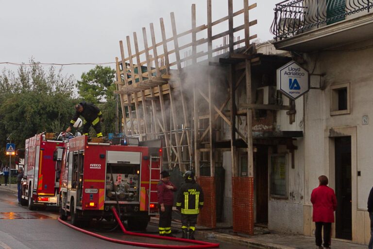 Corto circuito: incendio distrugge edicola a Pezze di Greco - Osservatorio Fasano