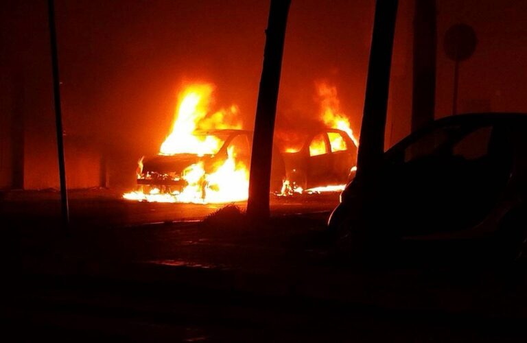 Paura nella notte a Fasano: a fuoco due auto in largo Pitagora LE FOTO Paura nella notte a Fasano: a fuoco due auto in largo Pitagora LE FOTO - Osservatorio Fasano