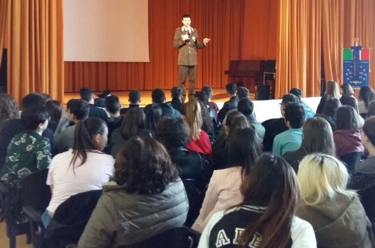 Cultura della legalità: i liceali di Fasano incontrano i carabinieri Cultura della legalità: i liceali di Fasano incontrano i carabinieri - Osservatorio Fasano