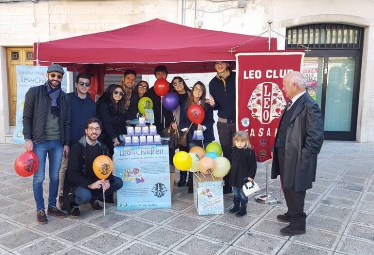 Il Leo Club Fasano in piazza Ciaia per la vendita delle Colombine Il Leo Club Fasano in piazza Ciaia per la vendita delle Colombine - Osservatorio Fasano