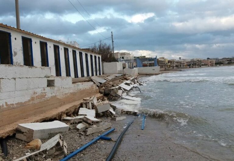 Forte mareggiata: cede il muretto dell’ex Lido Pipoli Forte mareggiata: cede il muretto dell'ex Lido Pipoli - Osservatorio Fasano