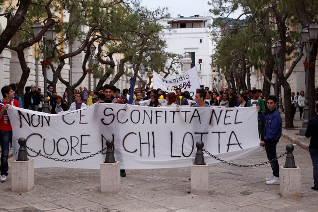 Tanti giovani alla fiaccolata per ricordare Giovanni Falcone Tanti giovani alla fiaccolata per ricordare Giovanni Falcone - Osservatorio Fasano