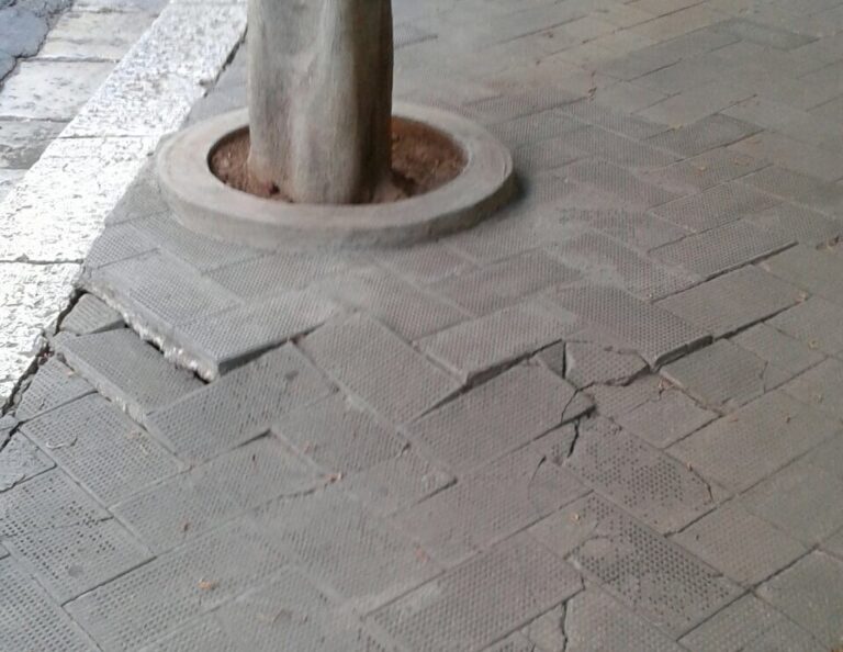 Marciapiede sconnesso in corso Garibaldi a Fasano: trappola per i pedoni Marciapiede sconnesso in corso Garibaldi a Fasano: trappola per i pedoni - Osservatorio Fasano