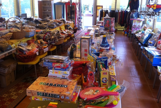 Mercatino della solidarietà al 2° Circolo didattico di Fasano Mercatino della solidarietà al 2° Circolo didattico di Fasano - Osservatorio Fasano