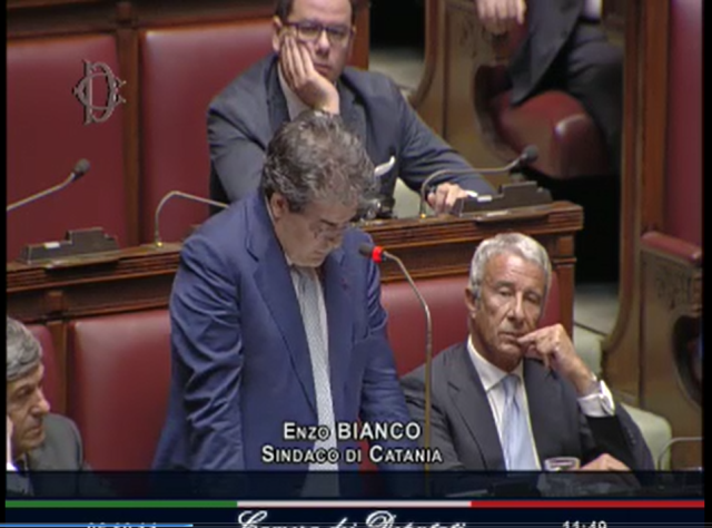 Gianleo Moncalvo a Montecitorio con altri 600 sindaci italiani Gianleo Moncalvo a Montecitorio con altri 600 sindaci italiani - Osservatorio Fasano