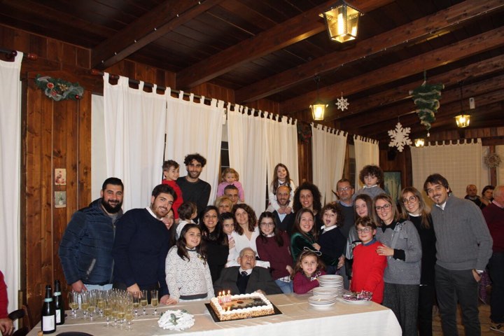 La famiglia Tinella in festa per i 102 anni di nonno Carlo La famiglia Tinella in festa per i 102 anni di nonno Carlo - Osservatorio Fasano