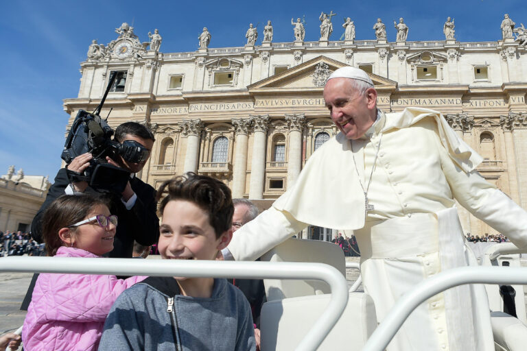 Emozionante passeggiata con il Papa in piazza S. Pietro per due bambini di Pezze di Greco - Osservatorio Fasano