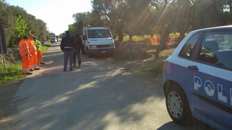 Cavalca ferrovia in contrada Tuppina: gli operai arrivano scortati dalla Polizia - Osservatorio Fasano