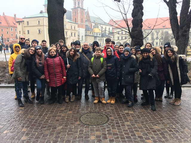 Gli alunni della scuola media ‘Bianco-Pascoli’ di Fasano incontrano Auschwitz Gli alunni della scuola media 'Bianco-Pascoli' di Fasano incontrano Auschwitz - Osservatorio Fasano