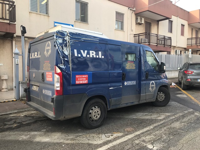 Tentata rapina al portavalori a Torre Canne: nel furgone due milioni di euro tra denaro e oro Tentata rapina al portavalori a Torre Canne: nel furgone due milioni di euro tra denaro e oro - Osservatorio Fasano
