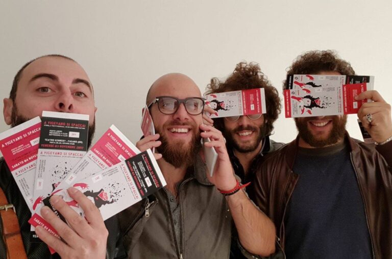 ‘A Vigevano si spacca!’: il gruppo dei Ricover per la prima volta a teatro 'A Vigevano si spacca!': il gruppo dei Ricover per la prima volta a teatro - Osservatorio Fasano
