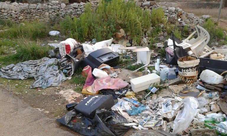 Strade di campagna piene di rifiuti a Fasano: mancano i controlli Strade di campagna piene di rifiuti a Fasano: mancano i controlli - Osservatorio Fasano