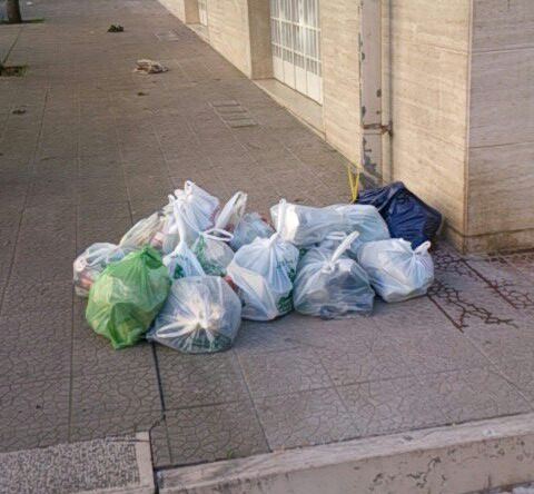 Rifiuti per strada: continua il malcostume di alcuni cittadini di Fasano Rifiuti per strada: continua il malcostume di alcuni cittadini di Fasano - Osservatorio Fasano