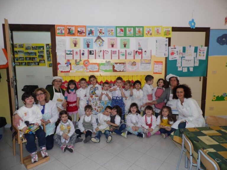 Come fare le orecchiette: i bambini del 'Sampietro' di Fasano a lezione dalle nonne - Osservatorio Fasano