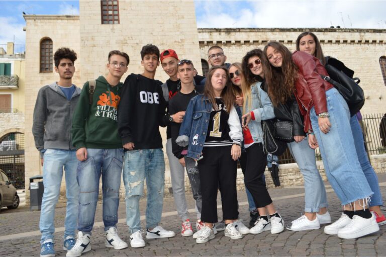 Studenti del ‘Salvemini’ di Fasano alla mostra ‘World Press Photo 2016’ Studenti del 'Salvemini' di Fasano alla mostra 'World Press Photo 2016' - Osservatorio Fasano