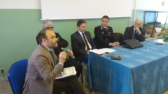 ‘U’mbracchie’ e i carabinieri incontrano gli studenti della ‘Bianco-Pascoli’ di Fasano 'U'mbracchie' e i carabinieri incontrano gli studenti della 'Bianco-Pascoli' di Fasano - Osservatorio Fasano