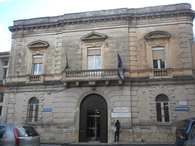 Cambiare il nome della scuola media ‘Bianco’ in ‘Franco Zizzi’: la proposta che fa discutere Cambiare il nome della scuola media 'Bianco' in 'Franco Zizzi': la proposta che fa discutere - Osservatorio Fasano