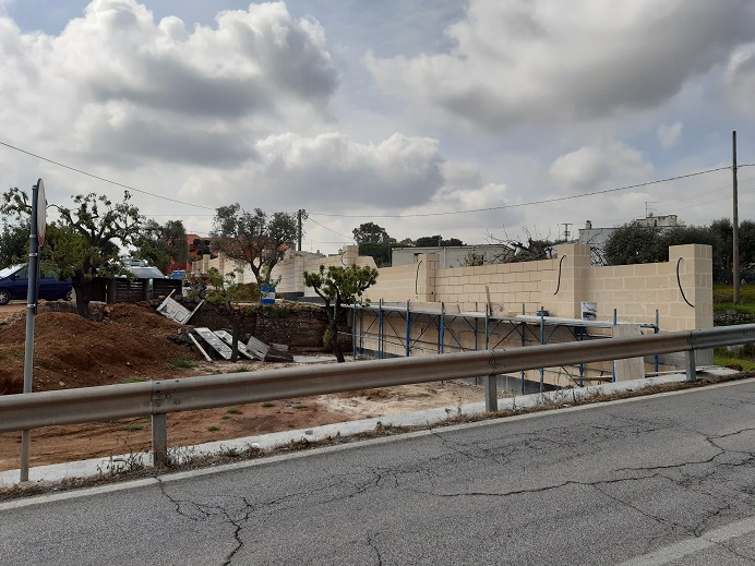 Sequestro dei Carabinieri muro realizzato senza permessi Sequestro dei Carabinieri muro realizzato senza permessi - Osservatorio Fasano