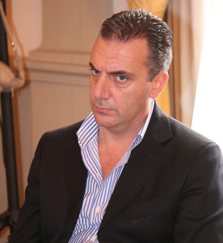 L’ex assessore Sergio Pagliara lancia la campagna ‘Adotta una buca’ L'ex assessore Sergio Pagliara lancia la campagna 'Adotta una buca' - Osservatorio Fasano