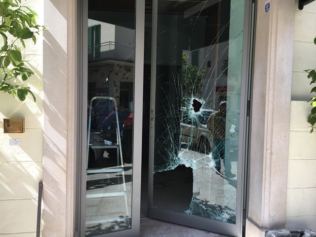 La banda dell’Audi tenta ennesima spaccata ad un negozio di Fasano: colpo fallito La banda dell'Audi tenta ennesima spaccata ad un negozio di Fasano: colpo fallito - Osservatorio Fasano