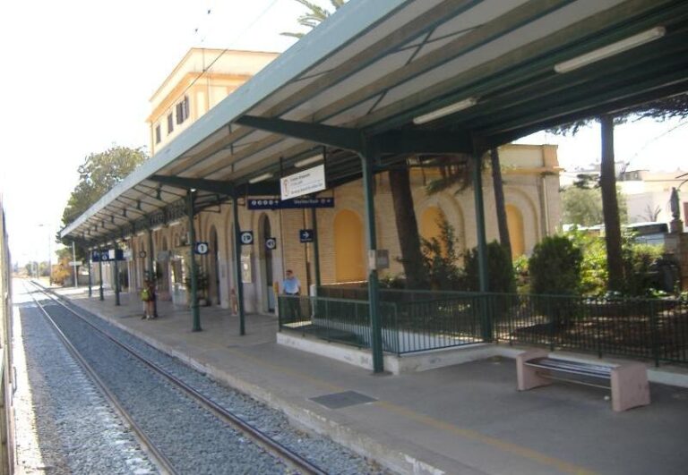 Fulmine sui binari tra Fasano e Ostuni: disagi sulla tratta Bari-Lecce - Osservatorio Fasano