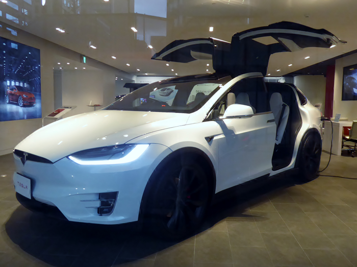 Tesla X è il modello crossover di medie dimensioni prodotto dall’azienda automobilistica Tesla Inc Tesla X è il modello crossover di medie dimensioni prodotto dall'azienda automobilistica Tesla Inc - Osservatorio Fasano