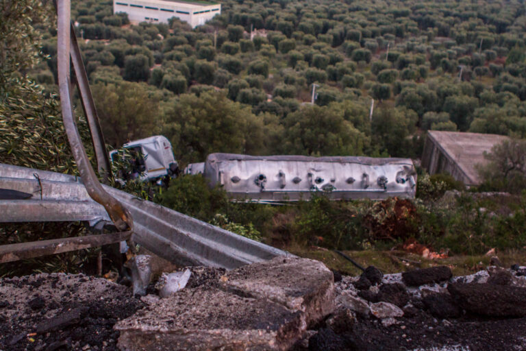 Autocisterna nel dirupo, salvo il conducente. LE FOTO - Osservatorio Fasano