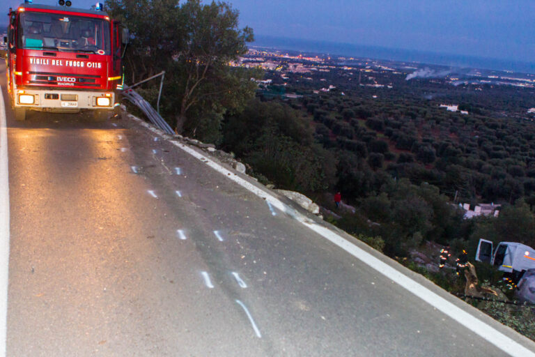 Autocisterna nel dirupo: Statale 172 inibita alle automobili durante la notte - Osservatorio Fasano