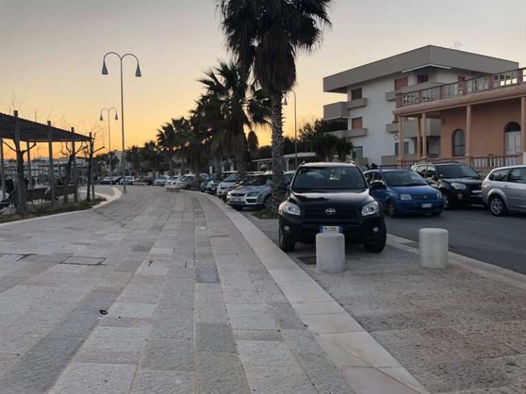 Arriva la primavera e gli automobilisti incivili invadono Torre Canne - Osservatorio Fasano