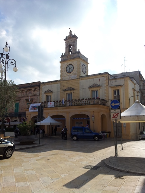 Da giorni l’orologio in piazza Ciaia è guasto: i cittadini ne chiedono la riparazione Da giorni l'orologio in piazza Ciaia è guasto: i cittadini ne chiedono la riparazione - Osservatorio Fasano