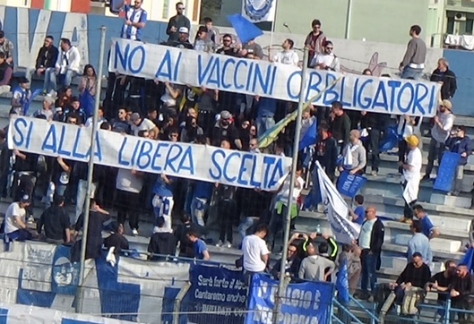 Al Curlo di Fasano striscione contro i vaccini e Fabiano Amati si infuria Al Curlo di Fasano striscione contro i vaccini e Fabiano Amati si infuria - Osservatorio Fasano