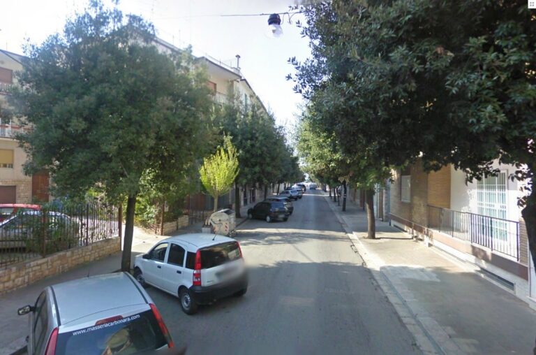 Via Piave al buio: protestano i commercianti Via Piave al buio: protestano i commercianti - Osservatorio Fasano