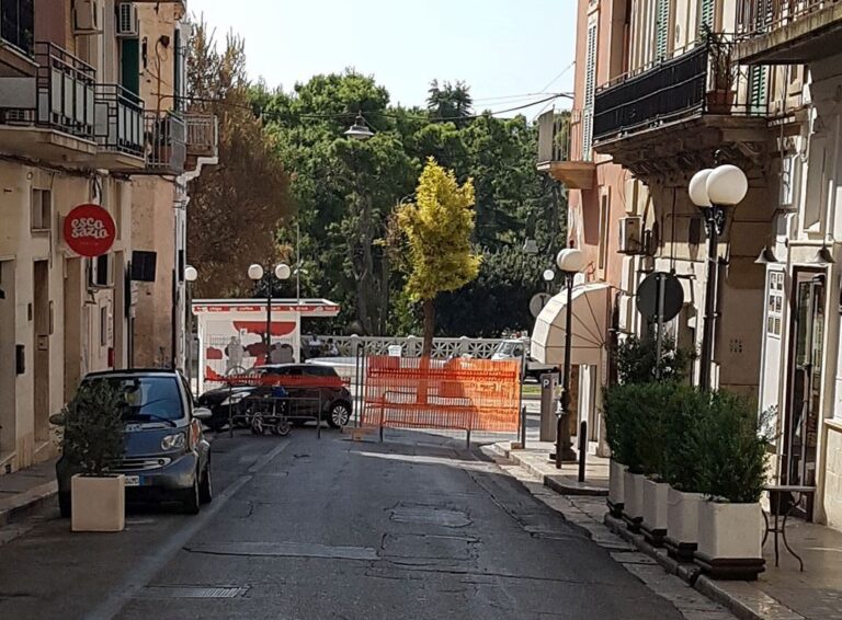 Via Carlo Alberto a Fasano: installato il cantiere Via Carlo Alberto a Fasano: installato il cantiere - Osservatorio Fasano