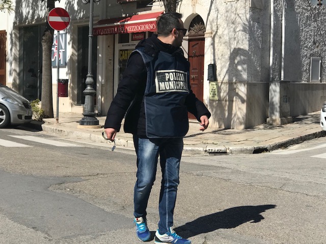 Vigili urbani ancora senza divisa a Fasano: brutto biglietto da visita per la città Vigili urbani ancora senza divisa a Fasano: brutto biglietto da visita per la città - Osservatorio Fasano
