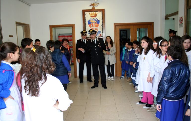 Scolaresca in visita alla caserma dei Carabinieri di Fasano - Osservatorio Fasano