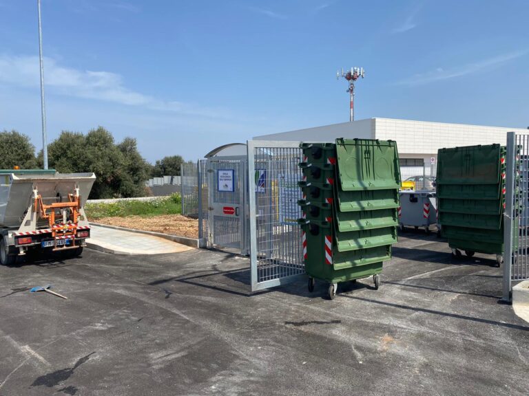 Quasi ultimata la maxi isola ecologica di via Roma Quasi ultimata la maxi isola ecologica di via Roma - Osservatorio Fasano