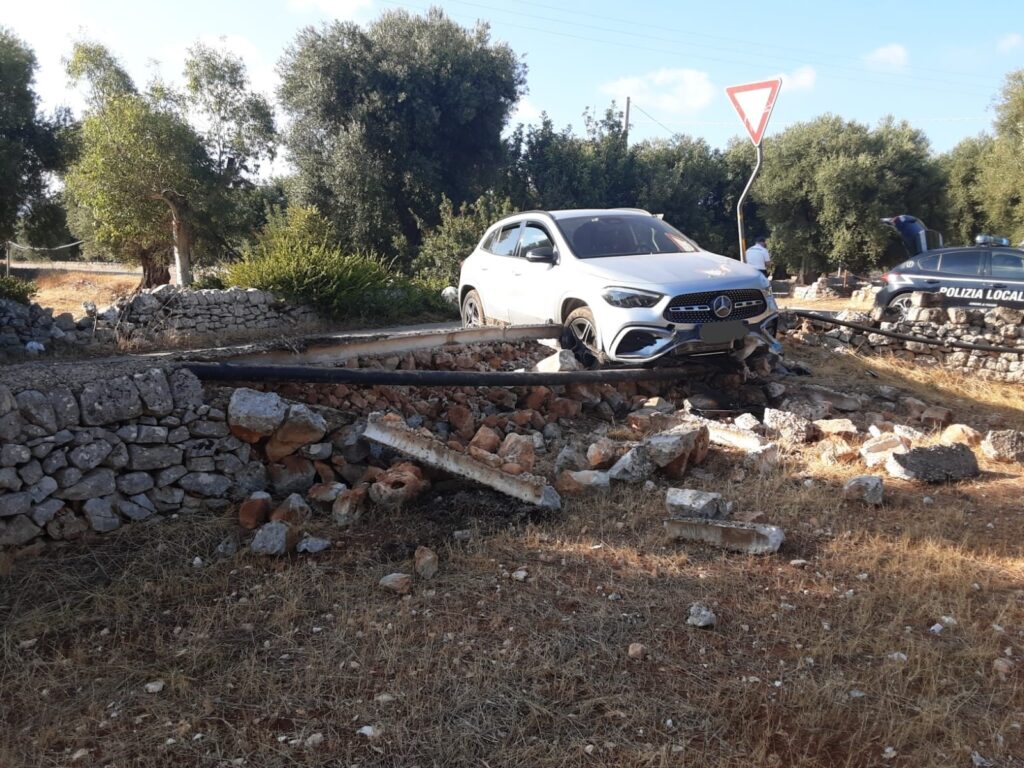 Suv a tutta velocità sulla SP5: 24enne ubriaco si schianta contro un muro. Sfiorata la tragedia. - Osservatorio Fasano