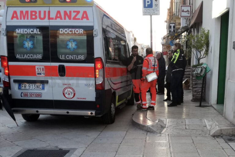 Anziana signora cade su uno ‘scivolo’ in Corso Vittorio Emanuele Anziana signora cade su uno 'scivolo' in Corso Vittorio Emanuele - Osservatorio Fasano
