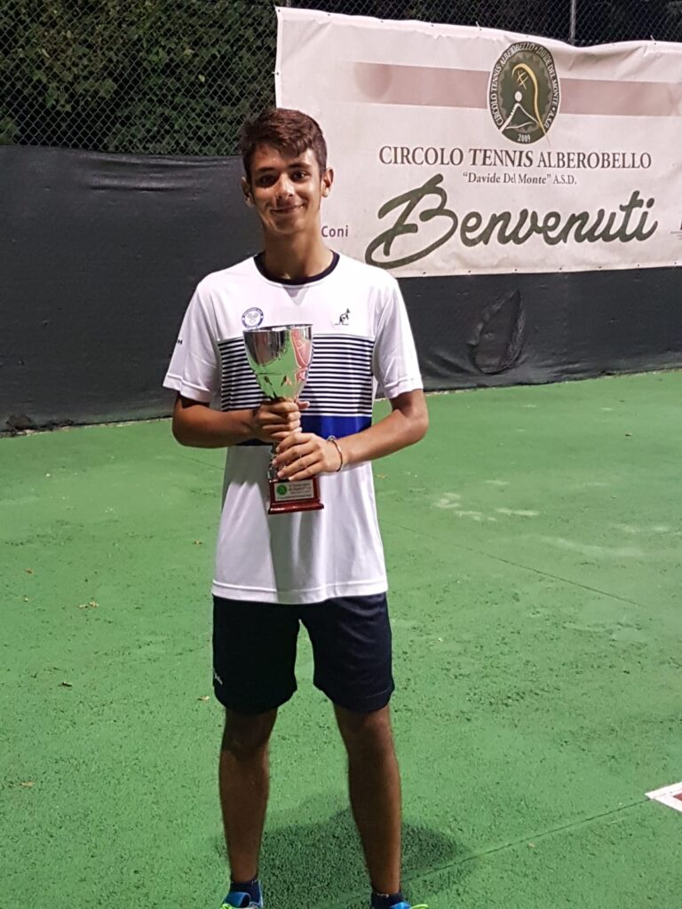Balestra vince il VI Trofeo di tennis dei Santi Medici Balestra vince il VI Trofeo di tennis dei Santi Medici - Osservatorio Fasano