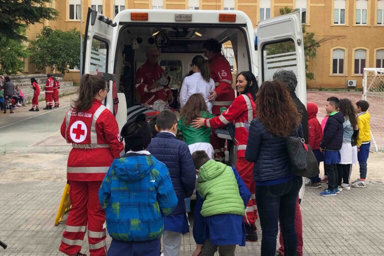 I volontari CRI al 1° Circolo Collodi di Fasano con Ambulanza a misura di bambino - Osservatorio Fasano