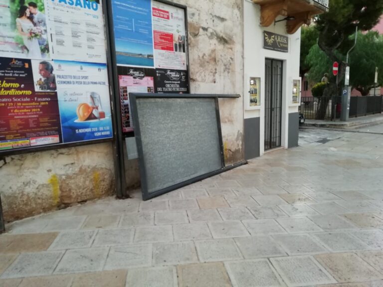 Cartellone sdradicato dal vento in centro Cartellone sdradicato dal vento in centro - Osservatorio Fasano