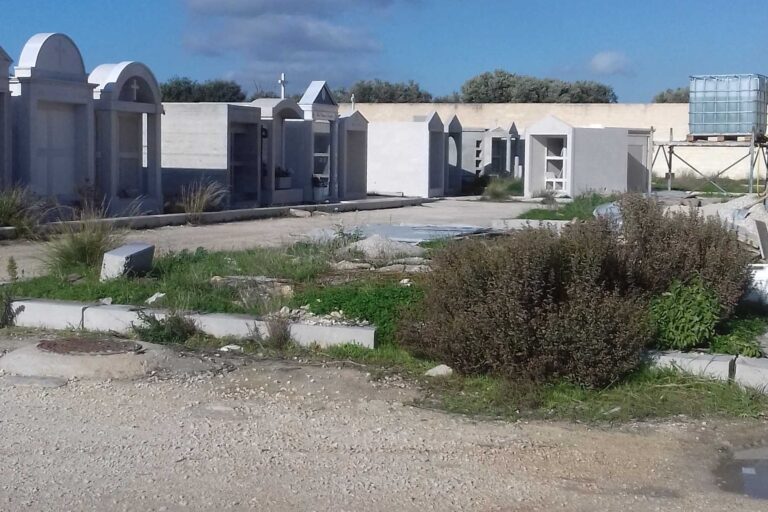 Degrado al Cimitero: lettera di una mamma che chiede rispetto per i defunti Degrado al Cimitero: lettera di una mamma che chiede rispetto per i defunti - Osservatorio Fasano