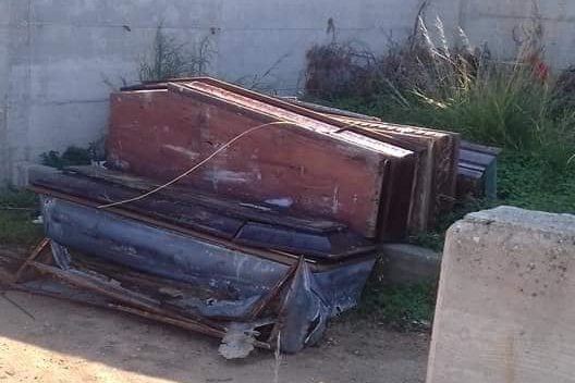 I grillini fasanesi: container maleodorante pieno di bare nel cimitero I grillini fasanesi: container maleodorante pieno di bare nel cimitero - Osservatorio Fasano